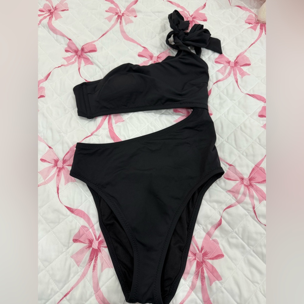 Shade & Shore Black One-Shoulder Swimsuit